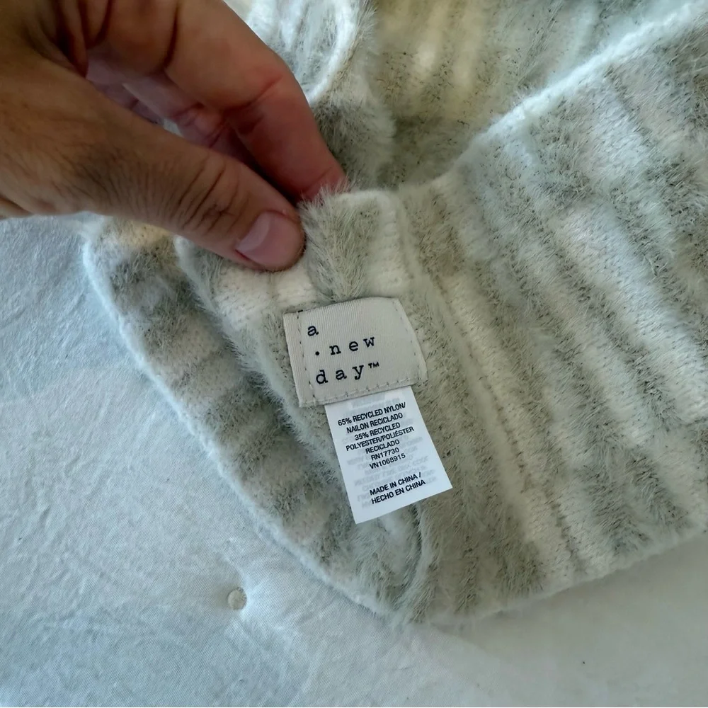 Fuzzy winter headband - Picture 2 of 2